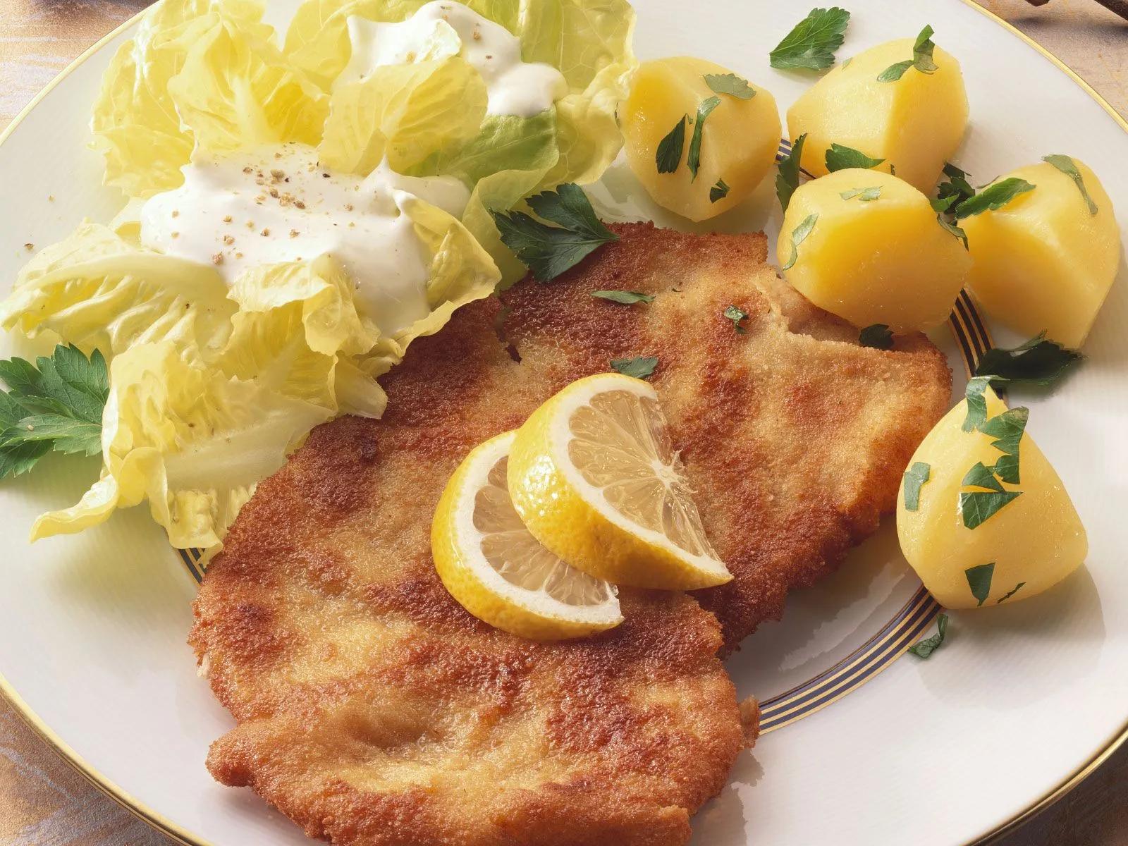 Wiener Schnitzel mit Salat und Kartoffeln Rezept | EAT SMARTER