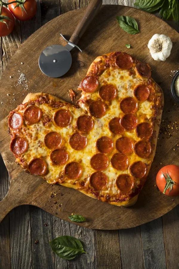 Tiefe Teller-Pizza Selbst Gemachtes Herz-geformte Chicagos Stockfoto ...