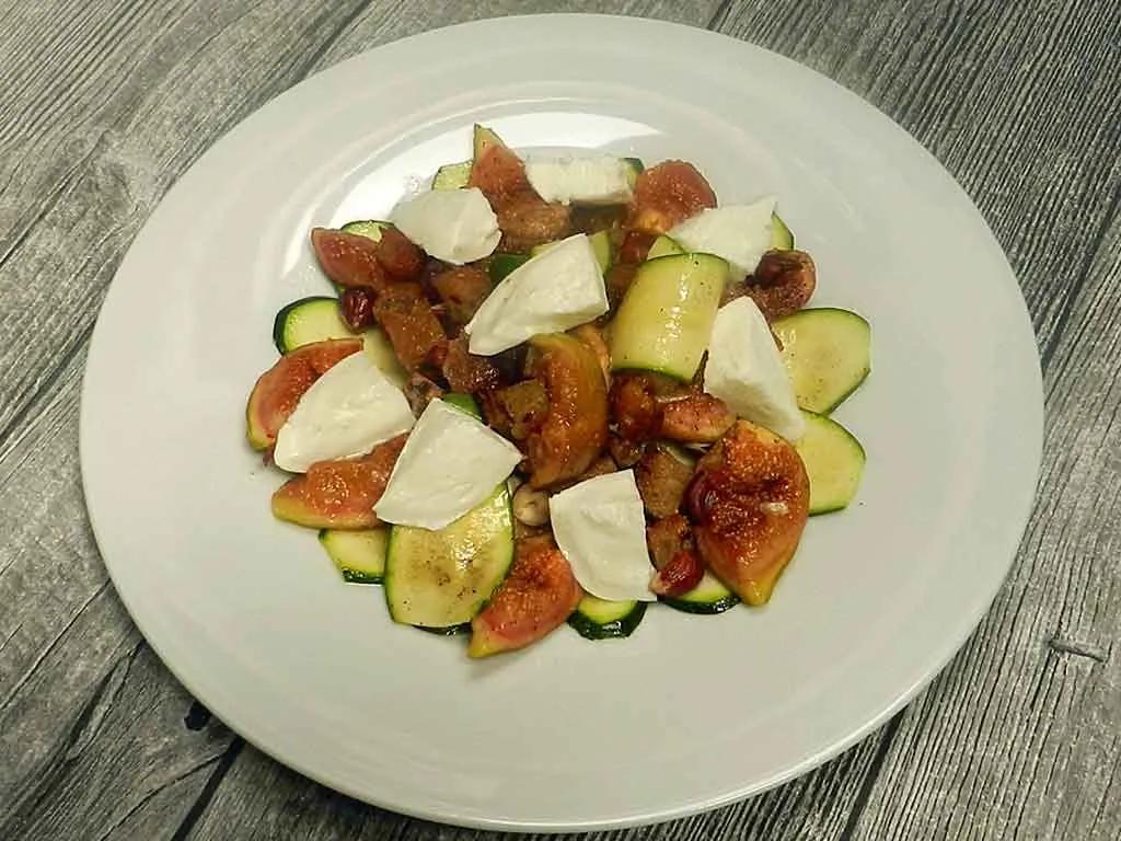 Salat mit gebratenen Feigen, Mozzarella und Zucchini – mediterrane ...