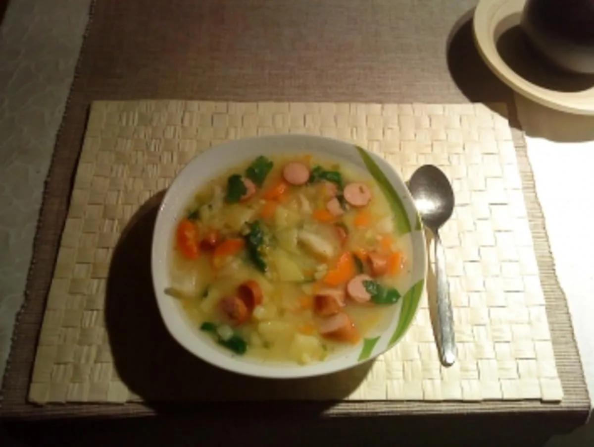 Einfache Kartoffelsuppe mit Würstchen - Rezept - kochbar.de