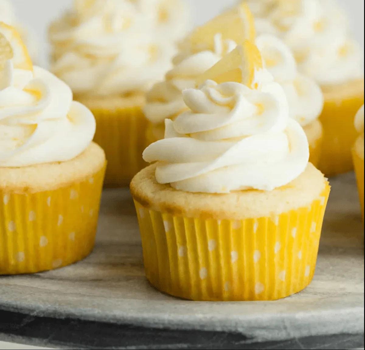 Zitronen Cupcakes mit Creamcheese Frosting | Essen Rezept