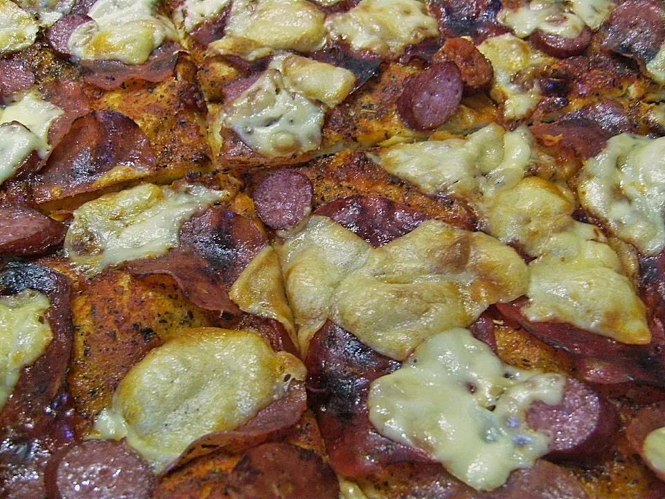 Pizza mit Tomaten, Schinken und Käse von Minister | Chefkoch.de