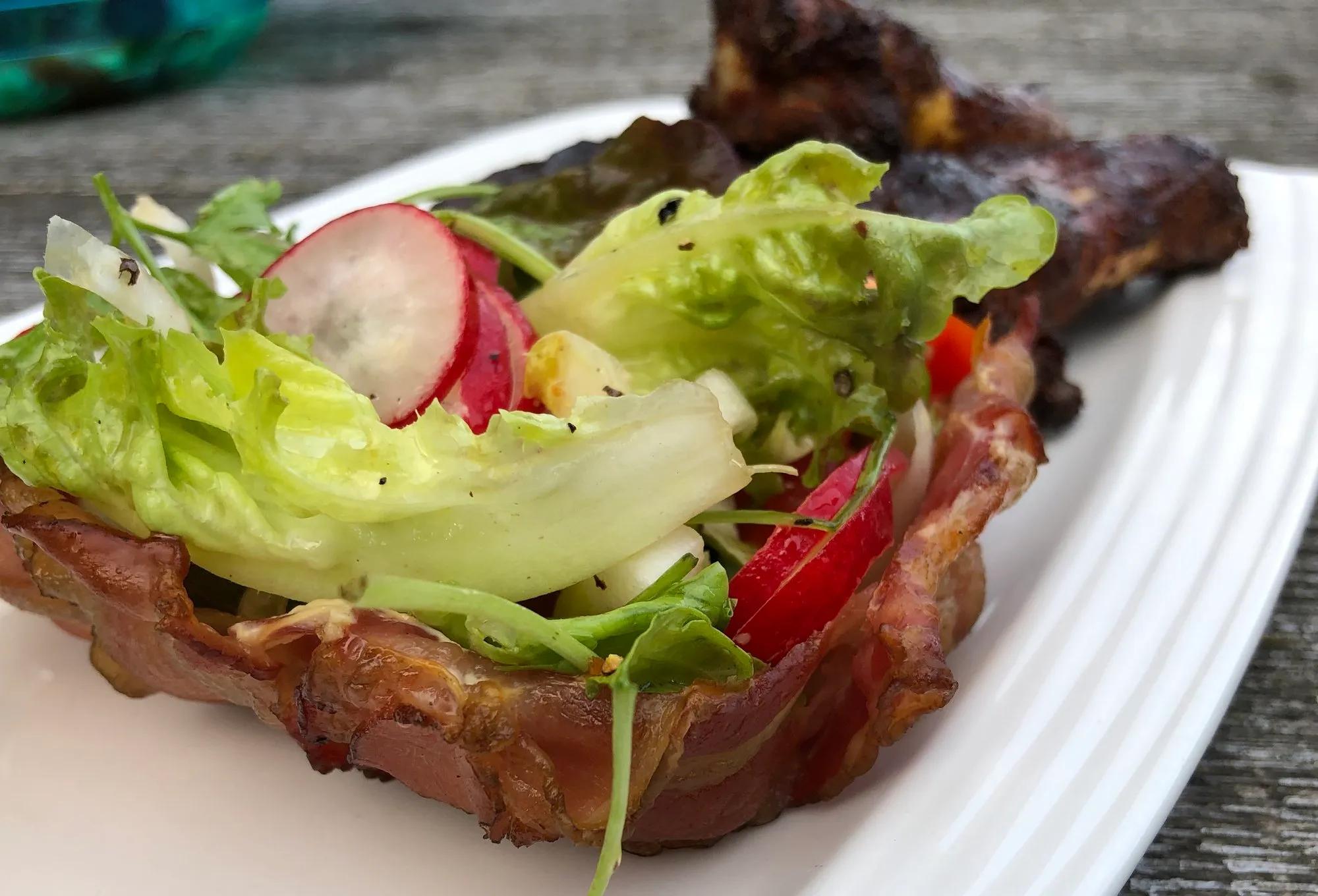 Chicken Wings mit Salat aus dem Bacon Körbchen | Grillforum und BBQ ...