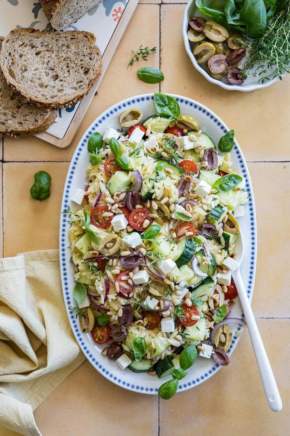 Griechischer Orzo Salat (Nudelsalat) - Home and Herbs