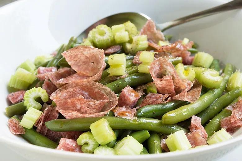 Salat aus grünen Bohnen und Salami-Rezept | GuteKueche.de