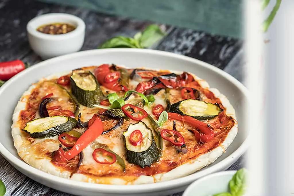 Vegetarische Pizza mit gegrilltem Gemüse. – Panasonic Experience