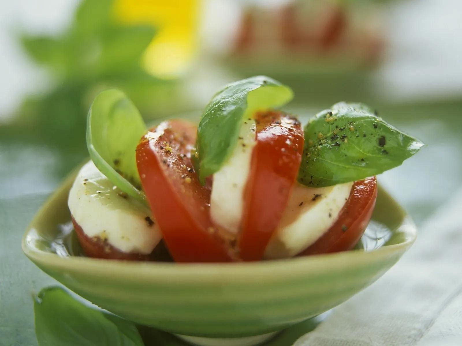 Tomaten-Mozzarella-Salat Rezept | EAT SMARTER