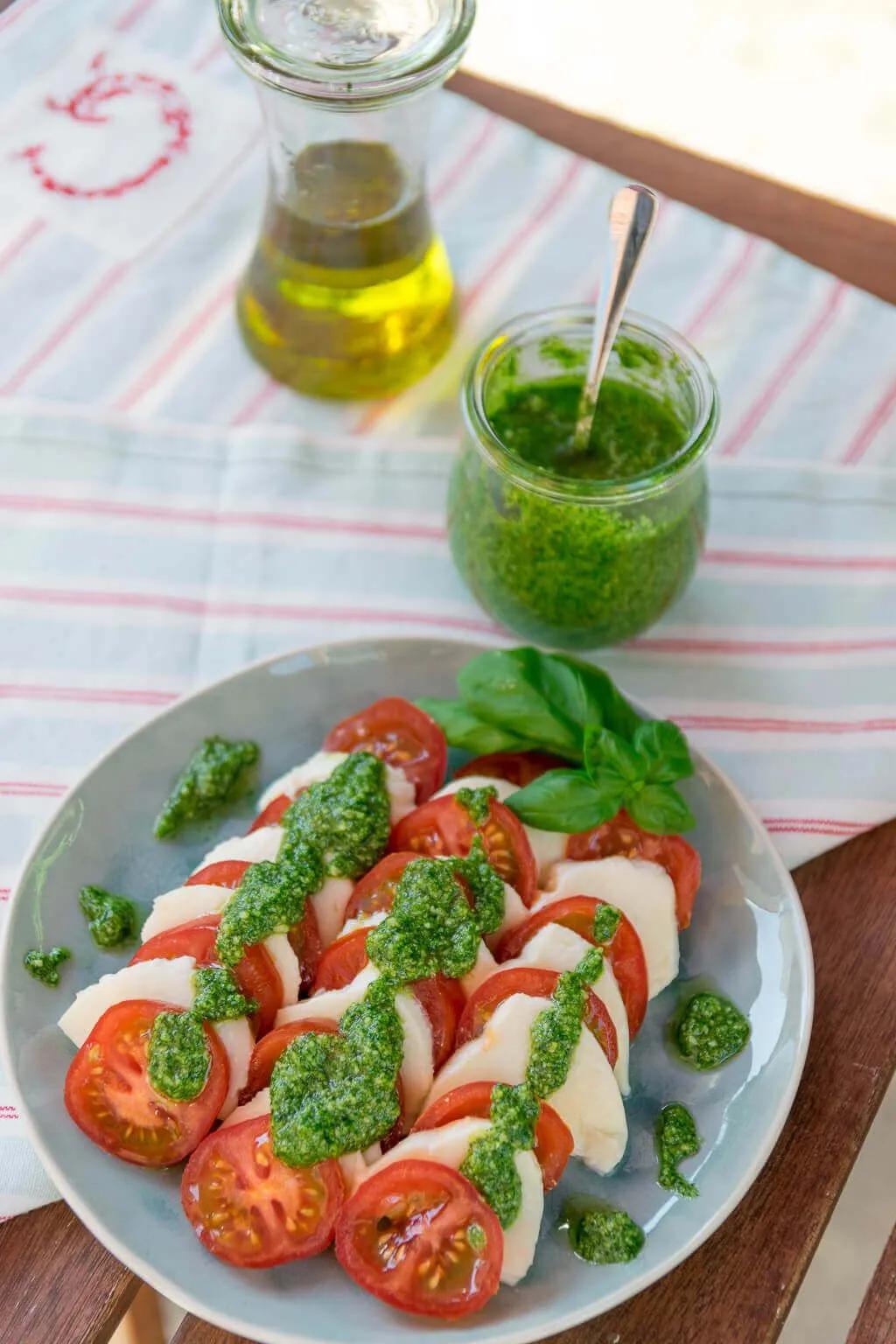 Tomate Mozzarella Salat - so einfach machst du Basilikum Pesto selber ...