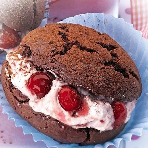 Schokoladen-Whoopies mit Cranberry-Füllung | Rezept | Whoopie pies ...
