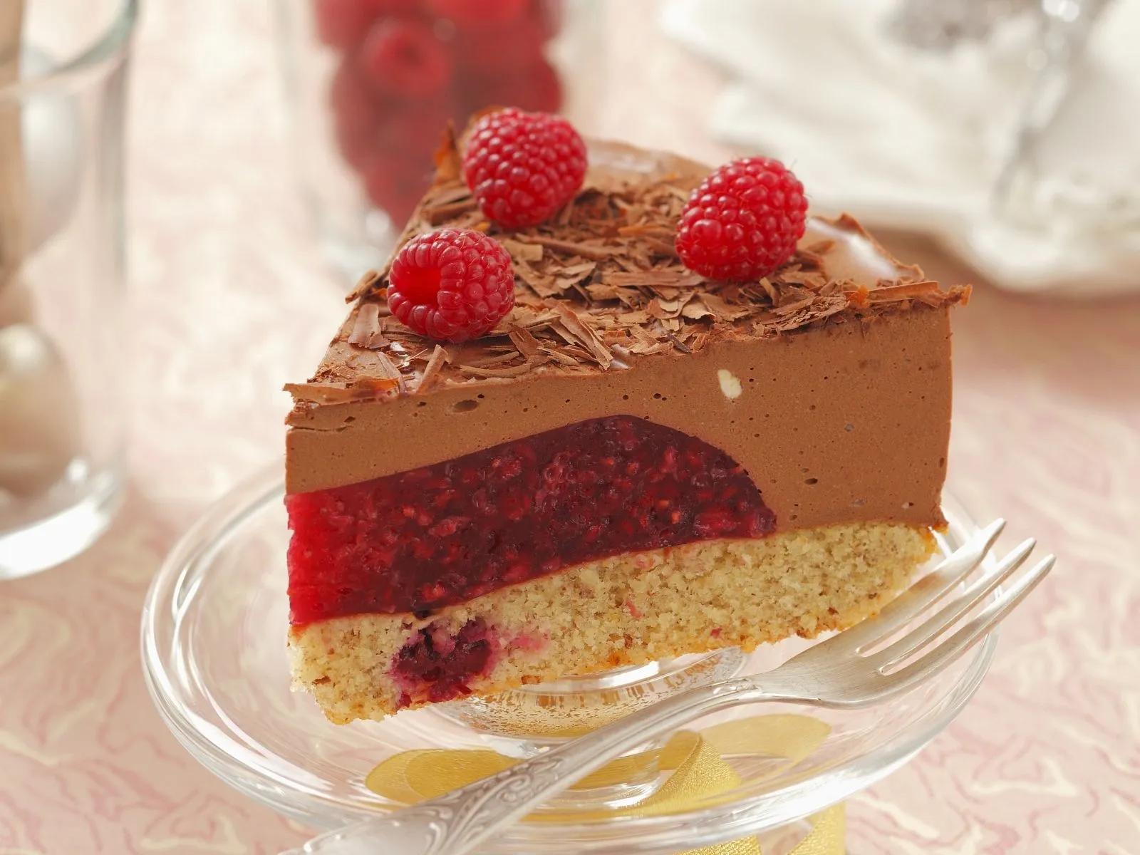 Schokoladen-Himbeer-Torte Rezept | EAT SMARTER