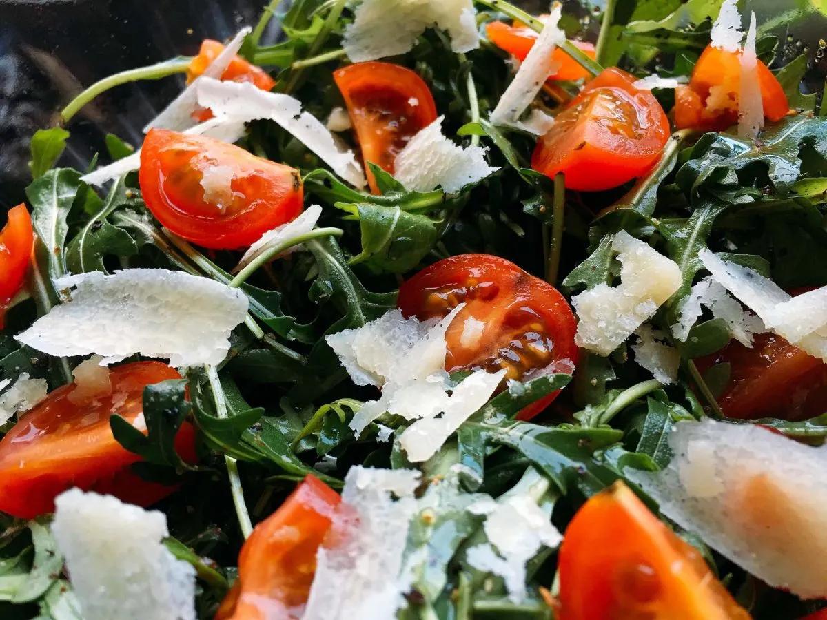 Rucola Salat mit Parmesan und Tomaten Rezept | Chilirezept.de