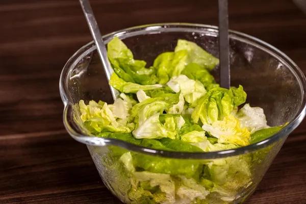 Essig-Öl Dressing - Perfekt für grünen Salat - Himmlisch Catering
