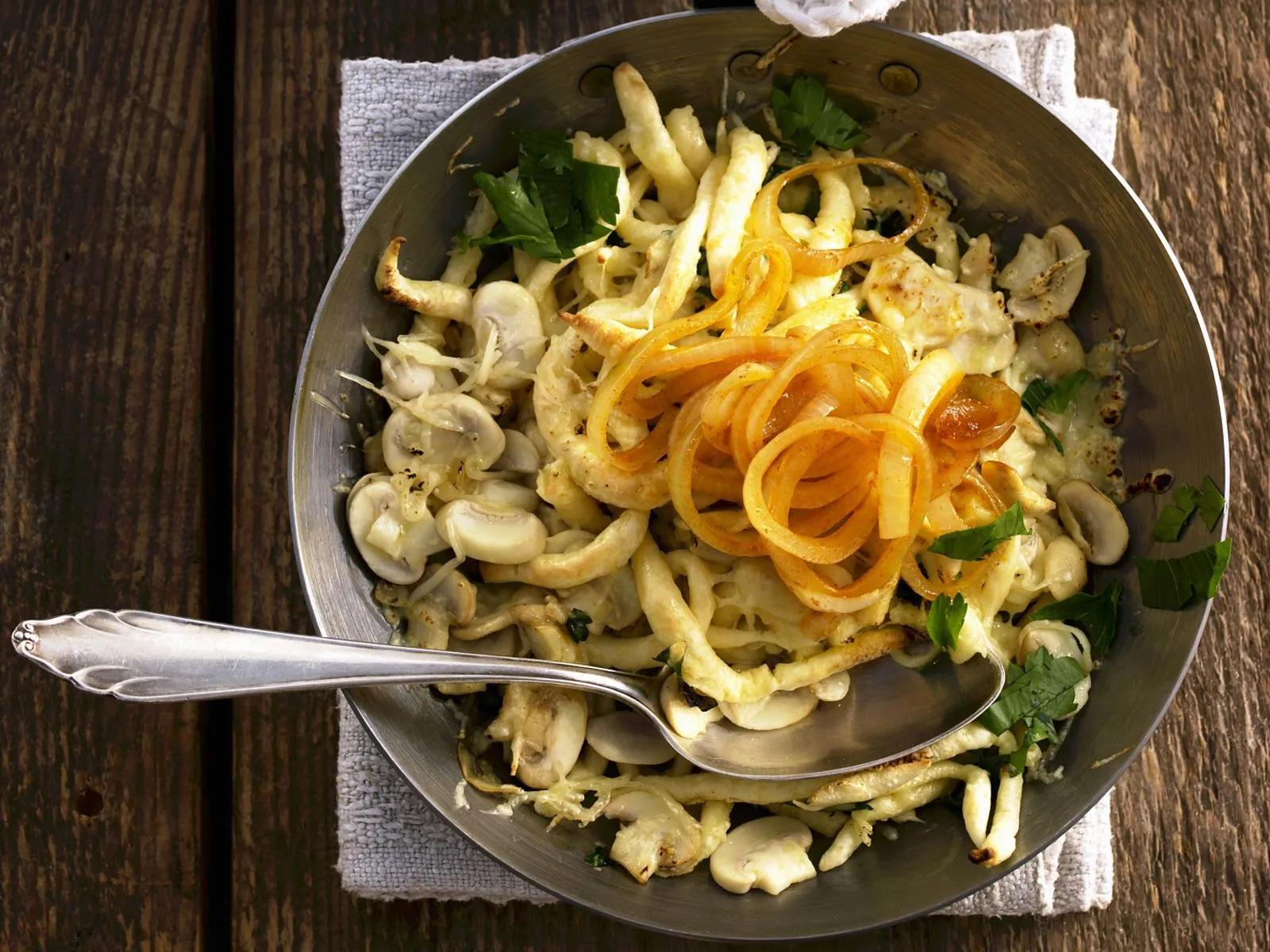 Spätzle mit Champignons und Zwiebeln Rezept | EAT SMARTER