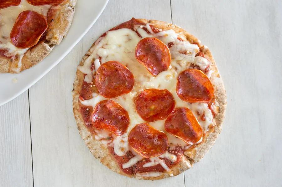 Pepperoni Pita Pizzas | Kraft recipes, Pita flatbread, Recipes