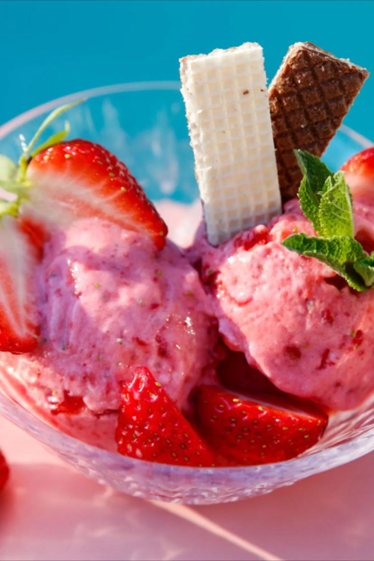 Fruchtig und super erfrischend ist dieses Erdbeereis mit Joghurt und ...