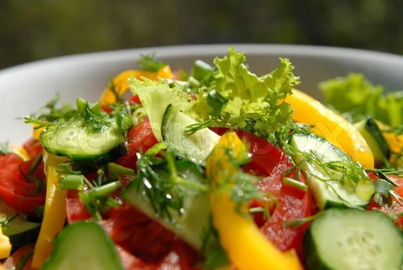 Salat aus Gemüse ( Tomaten, Gurken, Paprika, Salat , eine Zwiebel ...