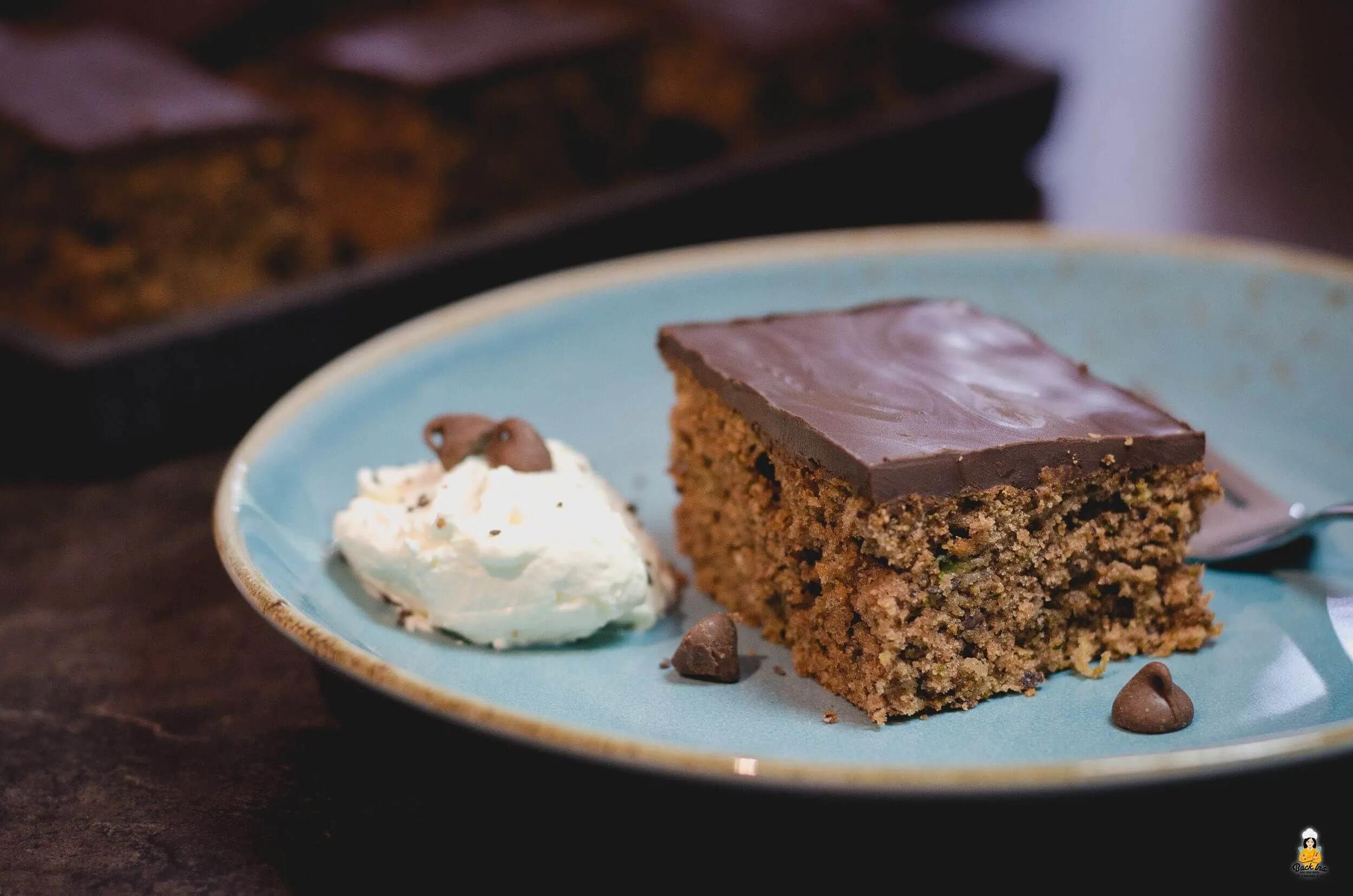 Zucchinikuchen vom Blech a la Zwergenstübchen | BackIna.de | Zucchini ...