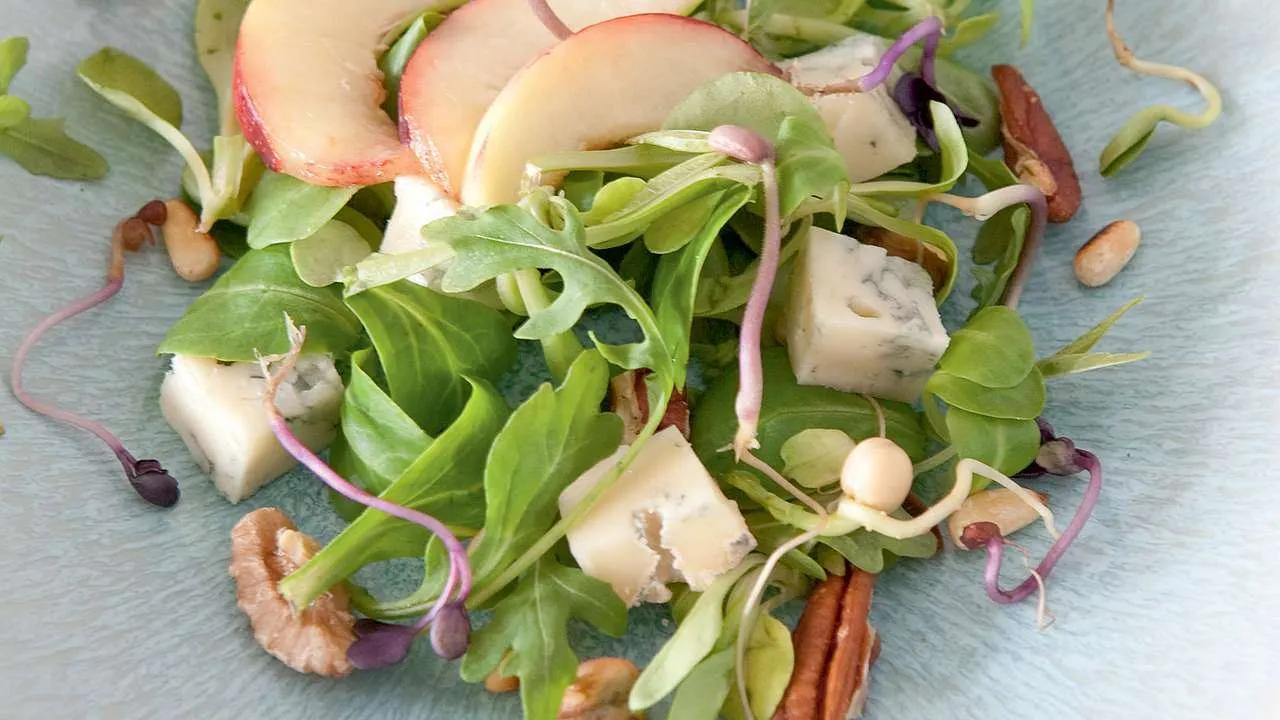 Gemischter Salat mit Nektarinen und Gorgonzola - amicella.de