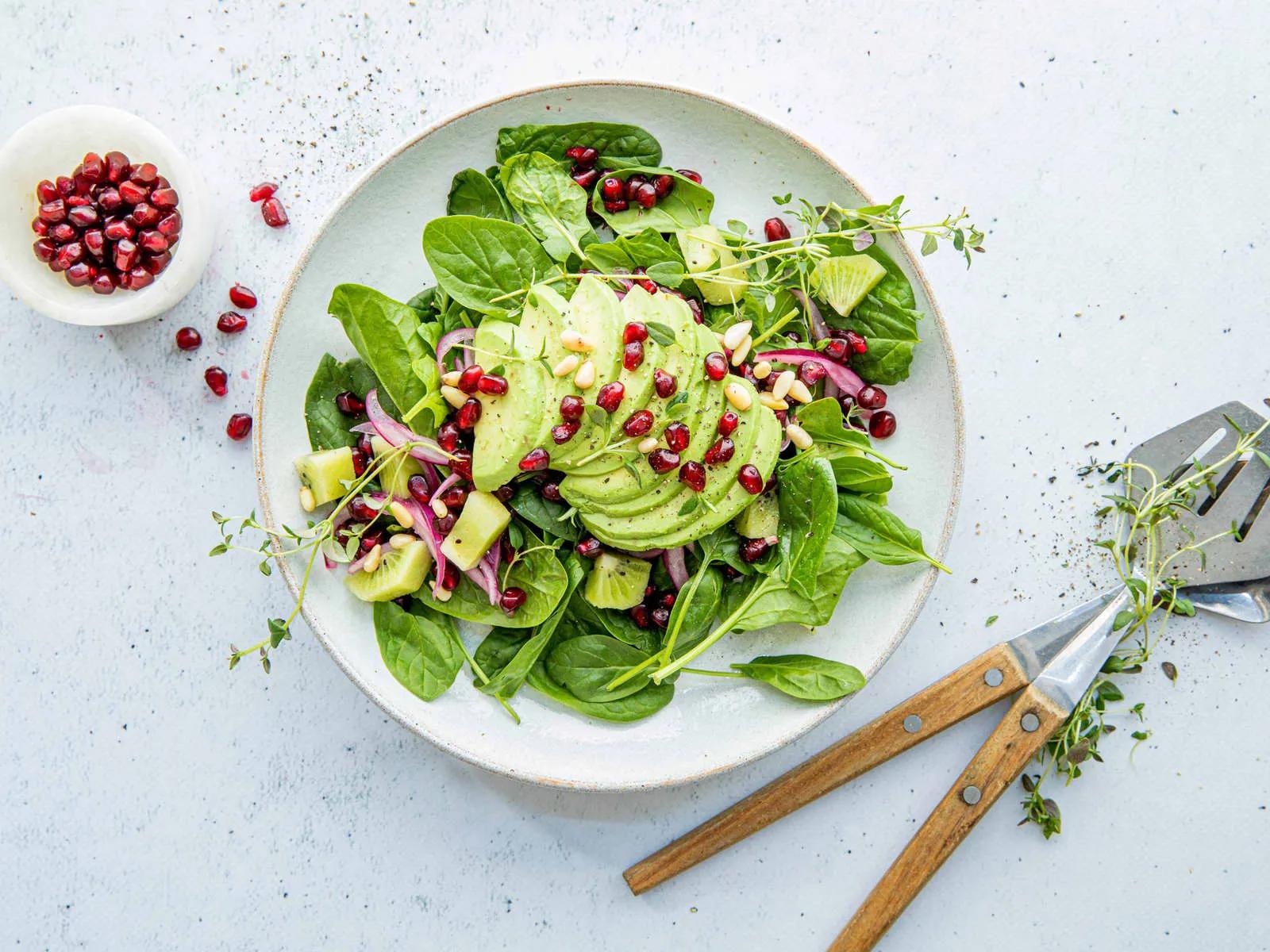 Enkel og fristende salat med avokado og kiwi | Meny.no