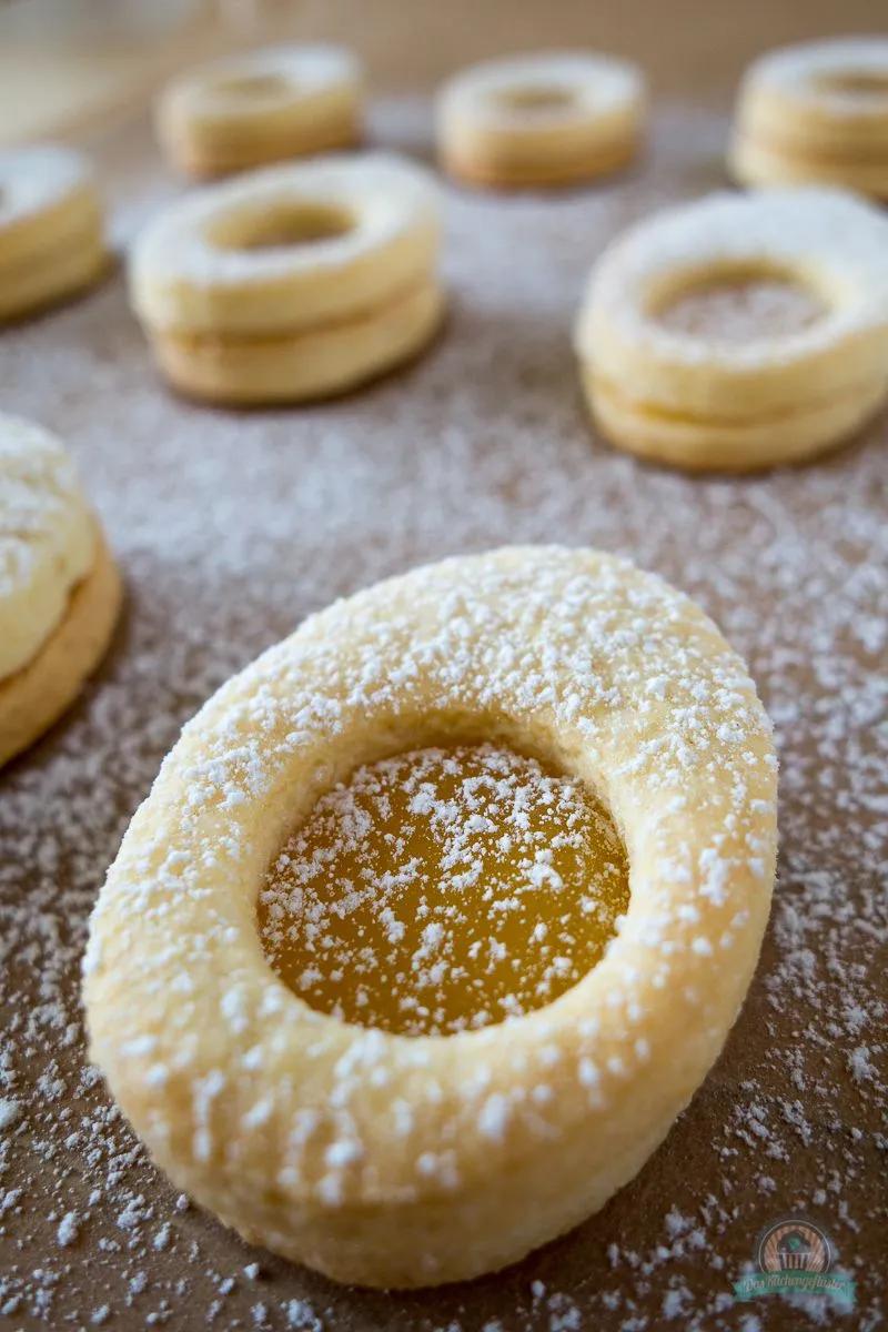 Osterei-Mürbeteigplätzchen mit Lemon Curd | Rezept | Mürbeteigplätzchen ...