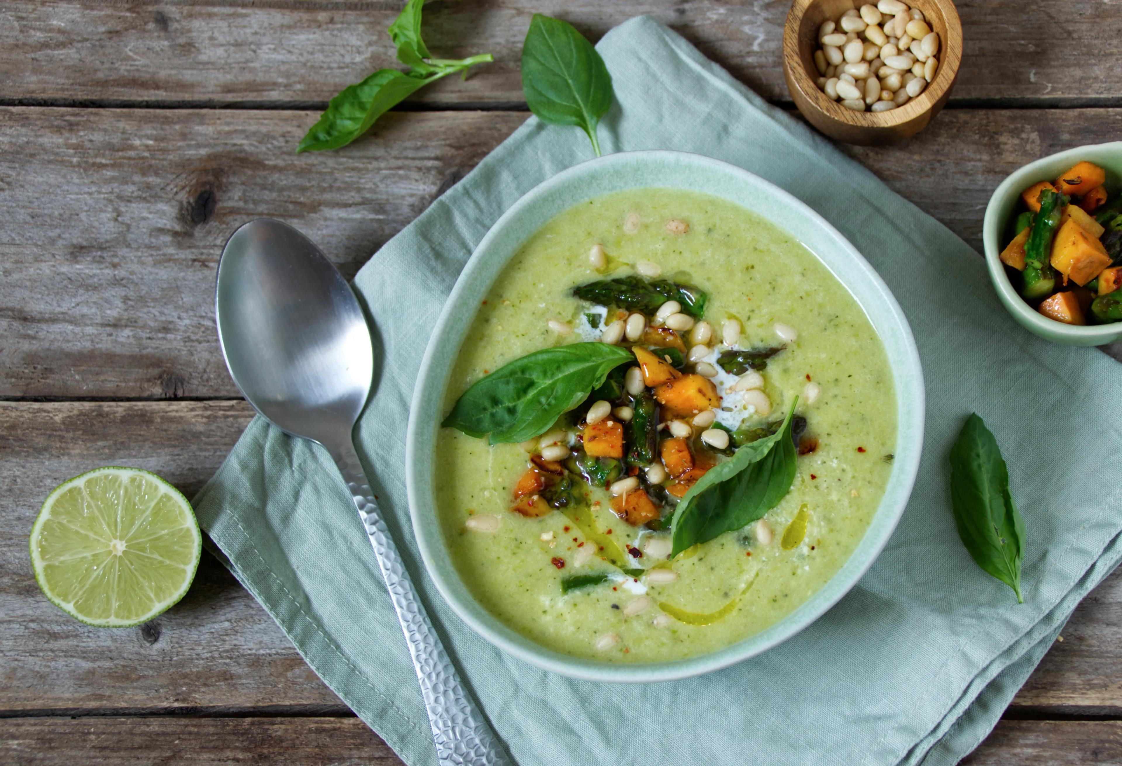 Rezept: Grüne Spargel-Zucchini-Suppe mit Süßkartoffel-Topping | ULoop ...