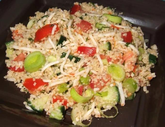 Salade de couscous au surimi | Recettes24