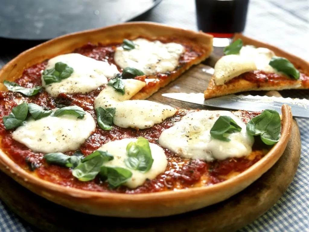 Pizza mit Mozzarella Rezept | EAT SMARTER