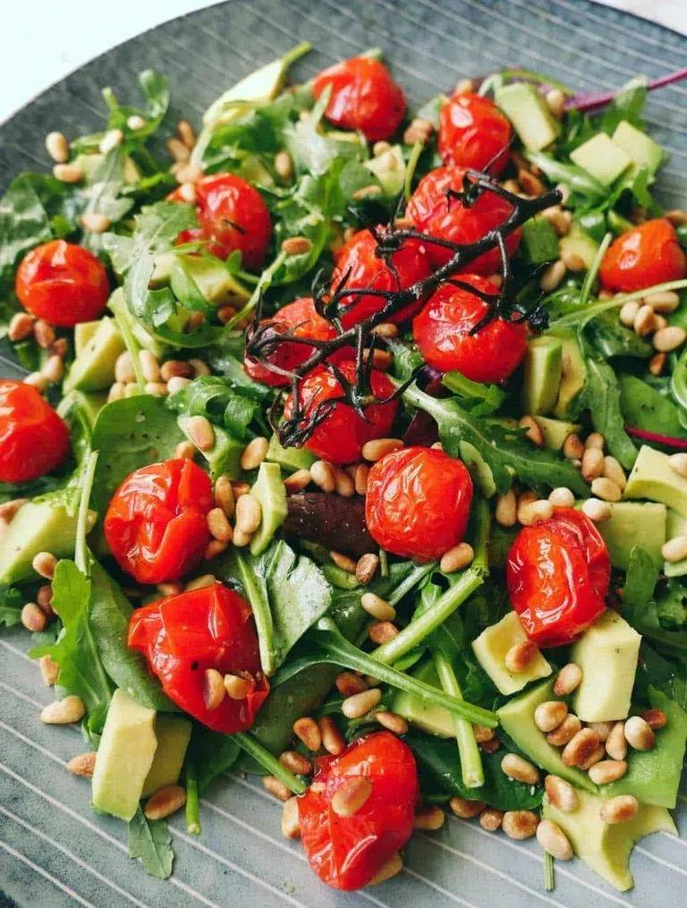 Rucola salad – Recipe with baked tomatoes and pine nuts