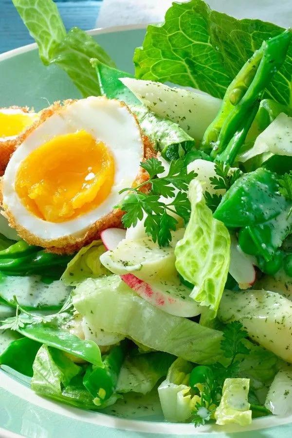 Grüner Salat mit Chili-Eiern | Rezept | Grüner salat, Salat mit ...