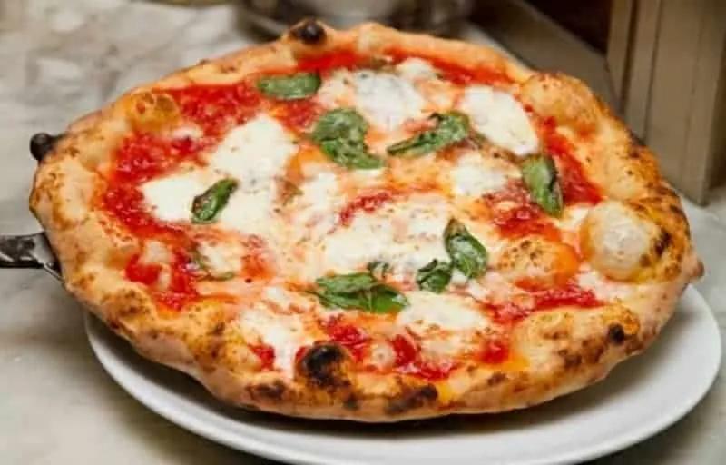Pizza napoletana: super leichtes Originalrezept für 40 Minuten!