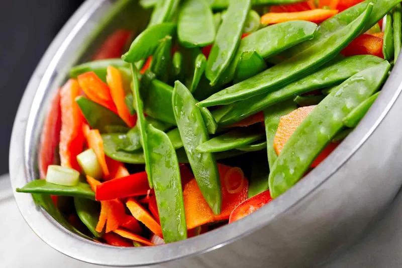 Zuckerschoten-Möhren-Salat » Rezept knackig und einfach | GOURMETmagazin