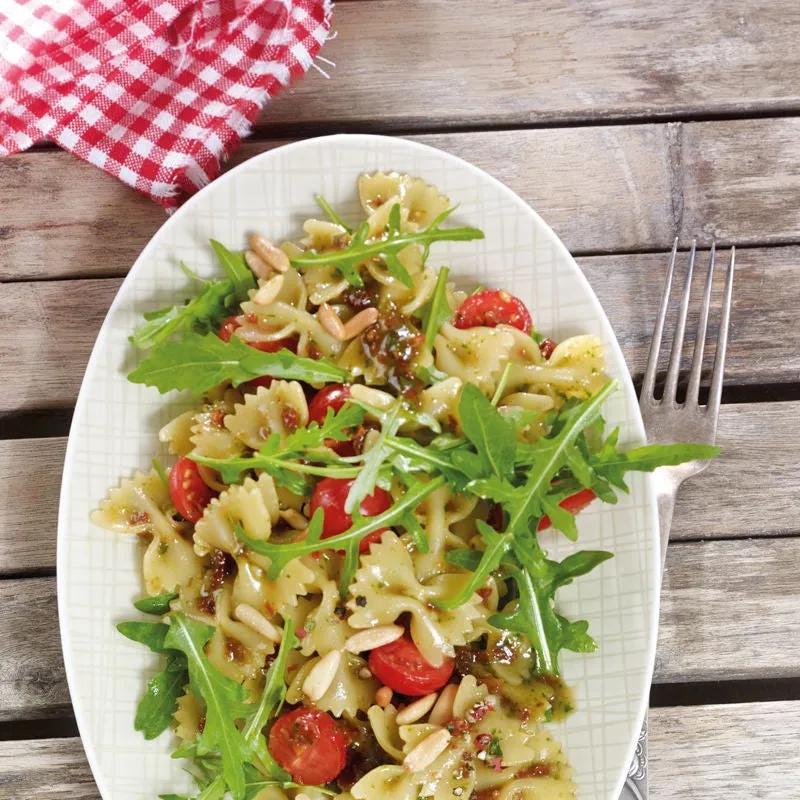 Italienischer Farfallesalat mit Rucola und Pinienkernen Rezept | WW ...