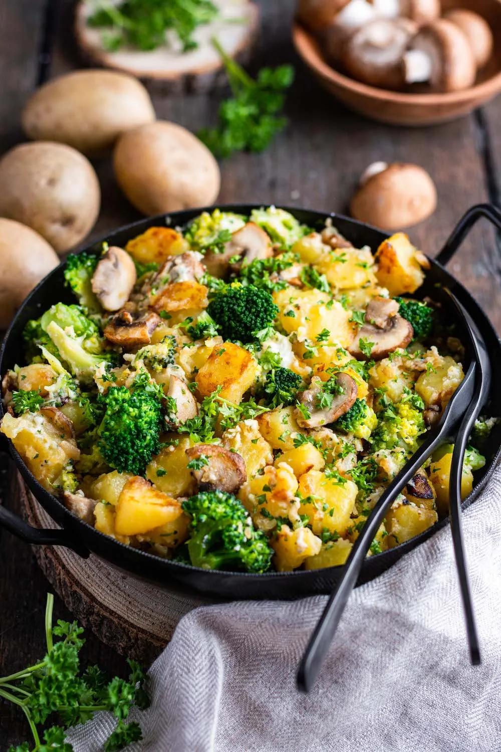 Kartoffel-Brokkoli-Pfanne mit Champignons und Feta
