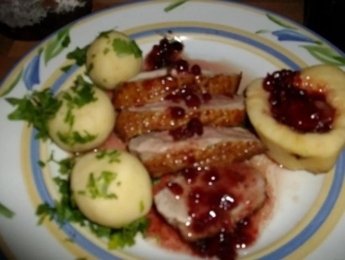 Gebratene Entenbrust mit Preißelbeeren,Williamsbirne und kleinen ...