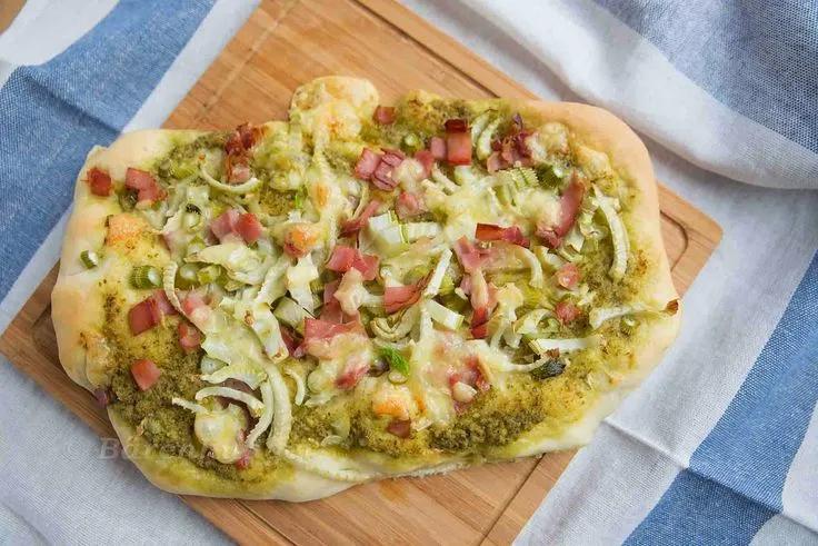 Pizza mit Fenchel und Pesto (Bärenhunger) | Pizza pesto, Recette à base ...
