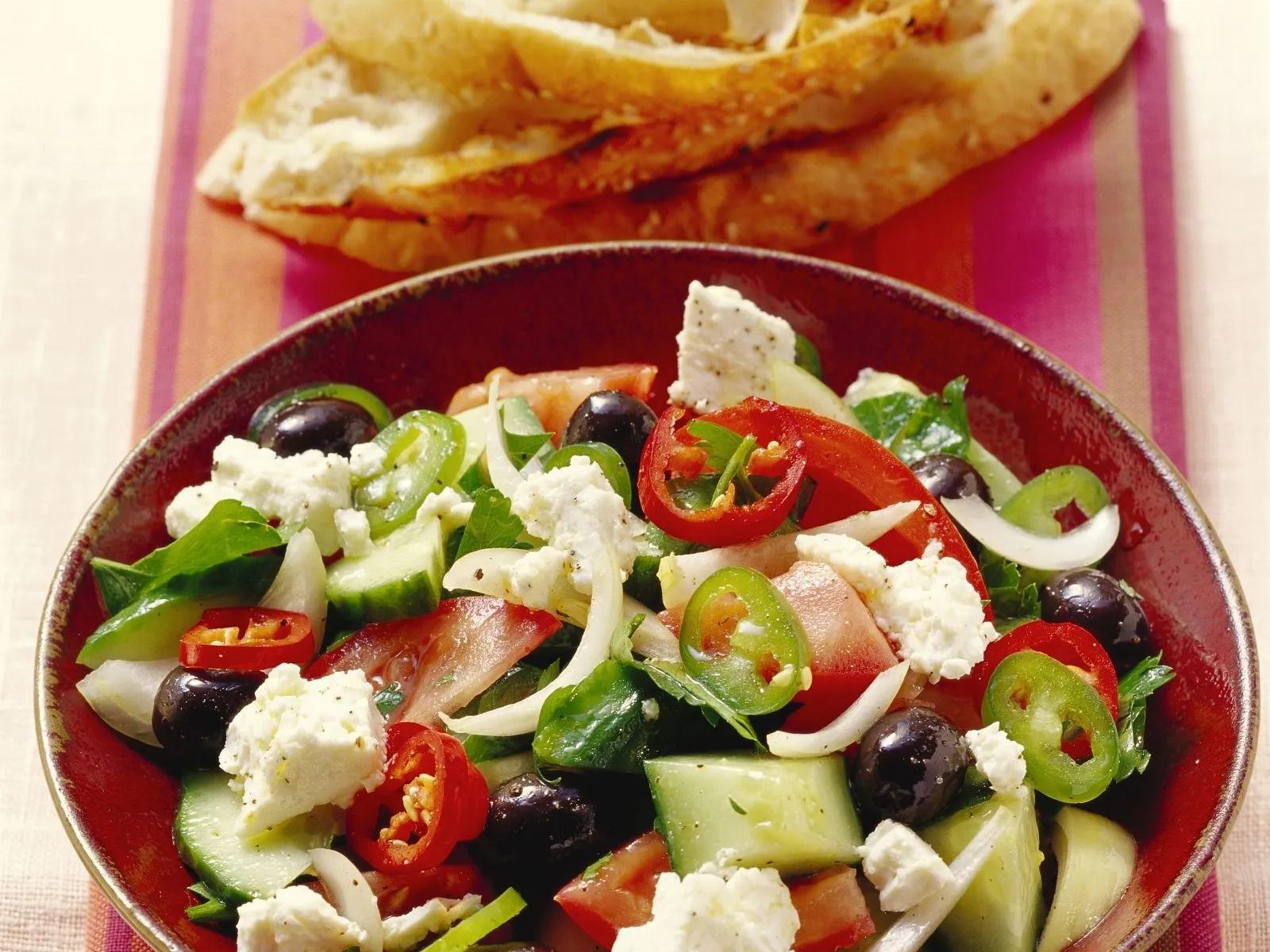 Griechischer Salat mit Fladenbrot Rezept | EAT SMARTER