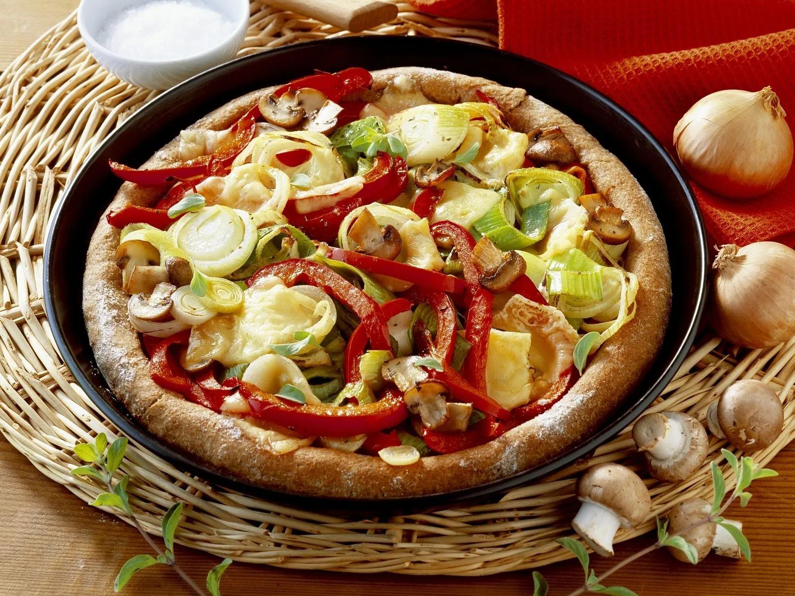 Vegetarische Pizza aus Vollkornteig | Rezept | Vegetarische pizza ...