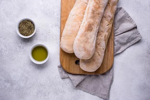 Hausgemachte französische baguettes mit olivenöl | Premium-Foto