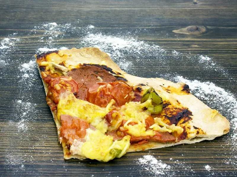 Schnelle vegane Salami-Pizza selbstgemacht - veganizm | Pizza salami ...