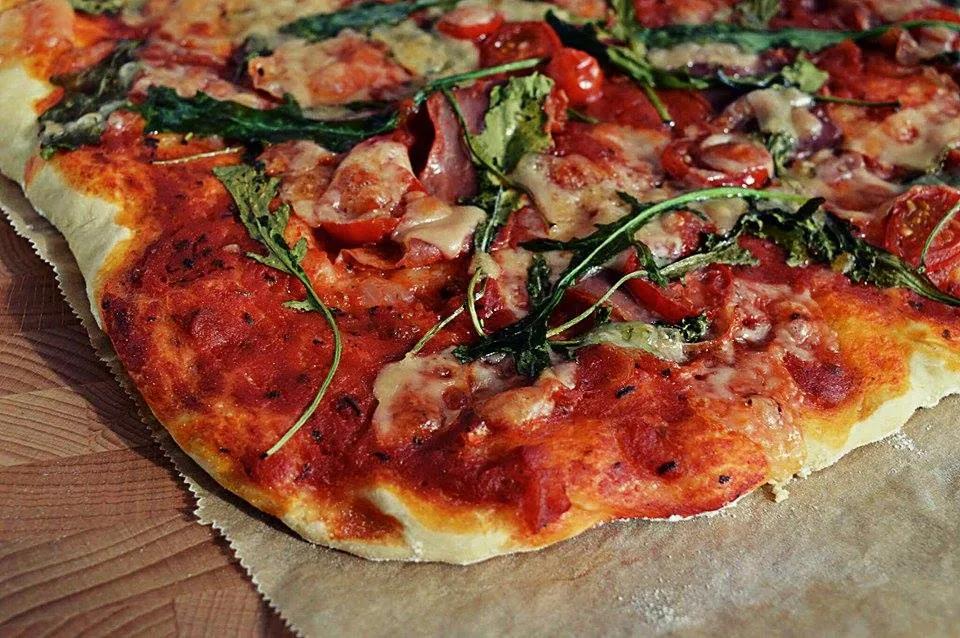 selbstgemachte Pizza mit Ruccola ohne Knoblauch