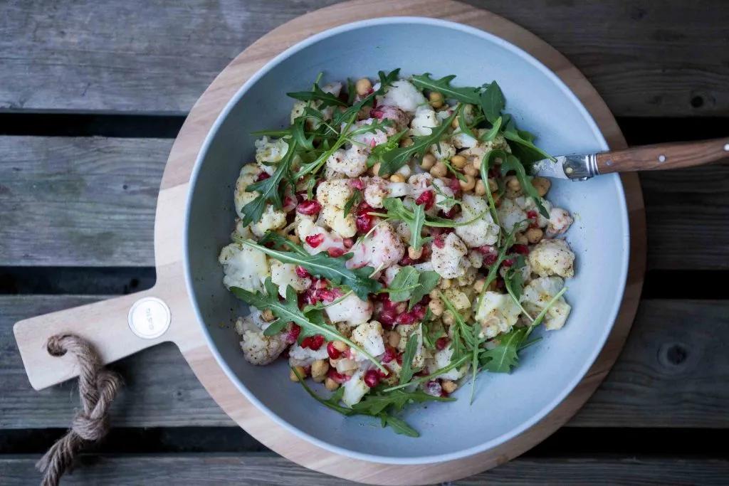 Low Carb Blumenkohl Salat mit Granatapfel und Senfdressing | TwinFit