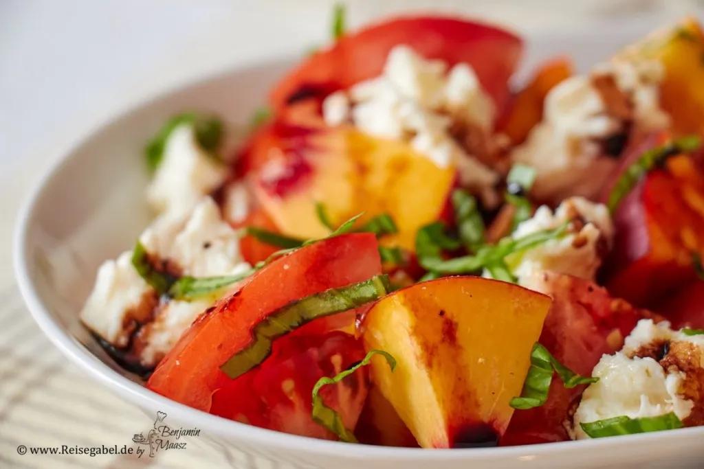 Tomaten Pfirsich Salat mit Mozzarella - Reisegabel