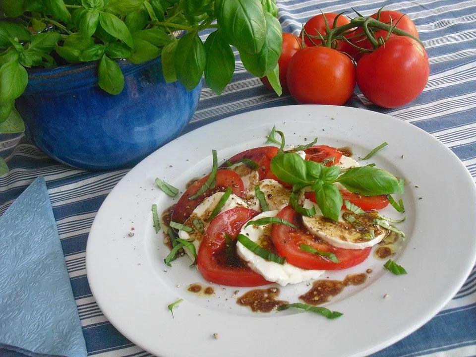 Tomaten - Mozzarella Salat mit Balsamico Dressing von laeticia | Chefkoch