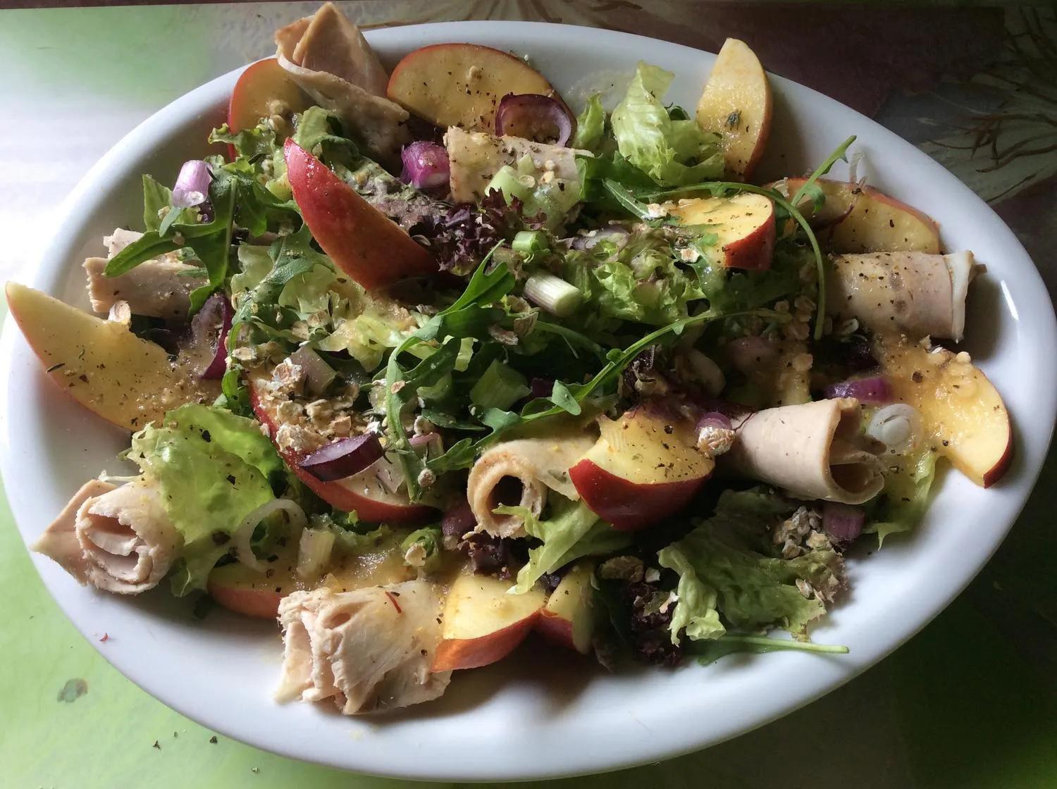 Gemischter grüner Salat mit Apfel, Schweinebraten und Apfel-Orangen ...