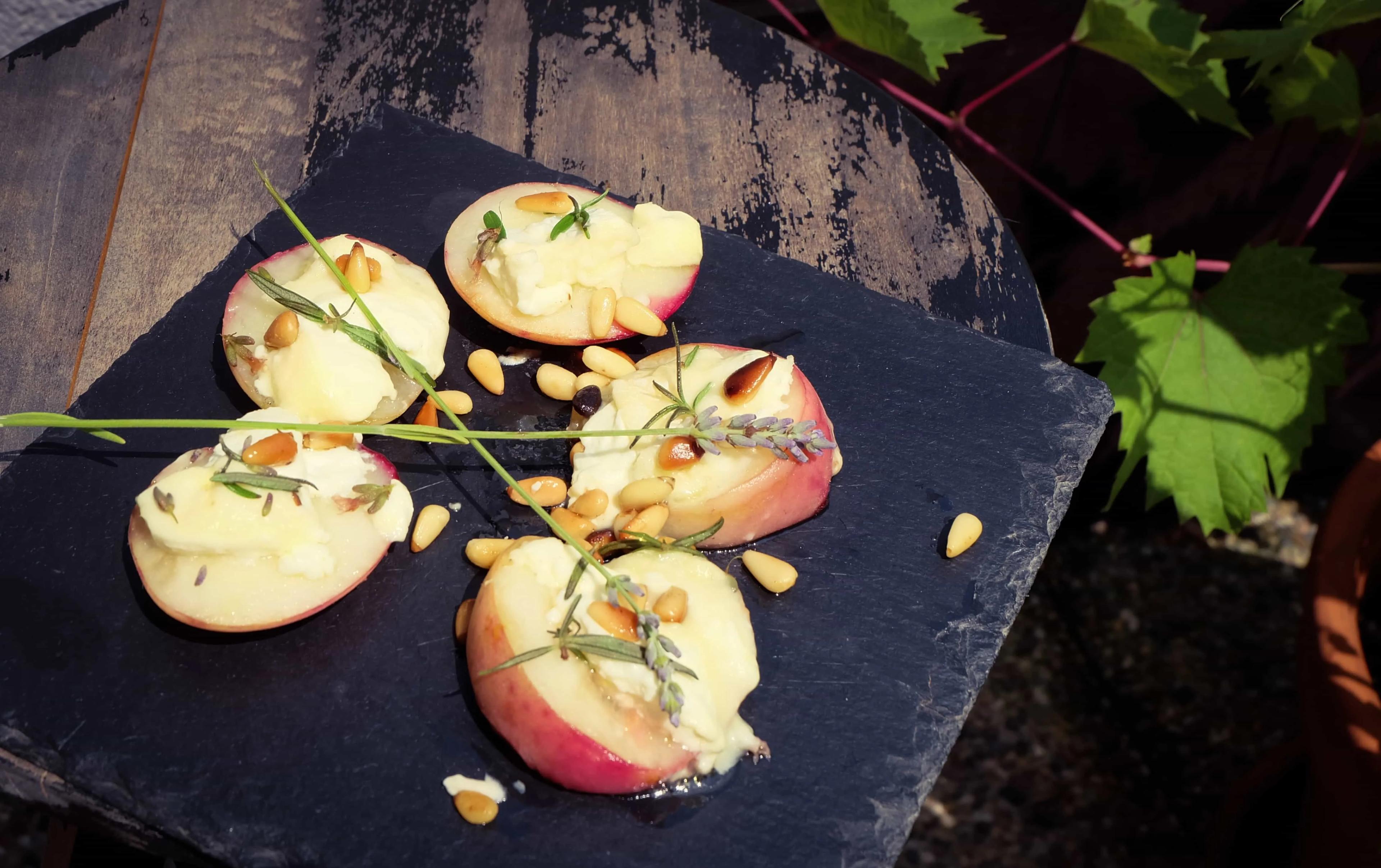 Gegrillte Pfirsiche mit Käse, Lavendel und Rosmarin - Cooking is love