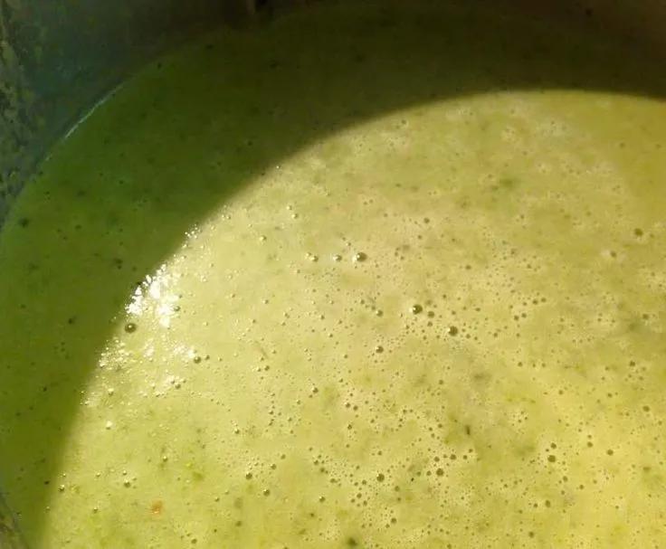 Spargelcremesuppe aus grünem Spargel | Rezept | Spargelcremesuppe ...