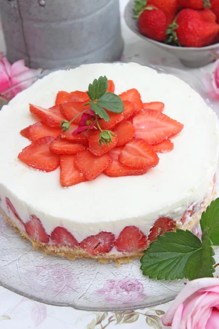 Leichte No Bake Erdbeer-Buttermilch-Holunderblüten Torte