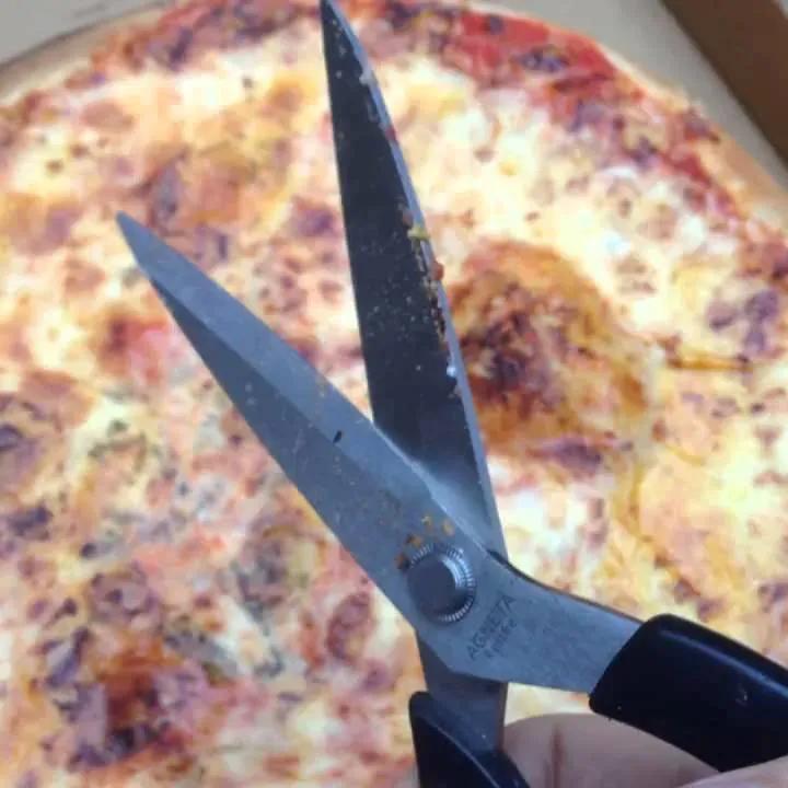 Pizza cutting hack - YouTube