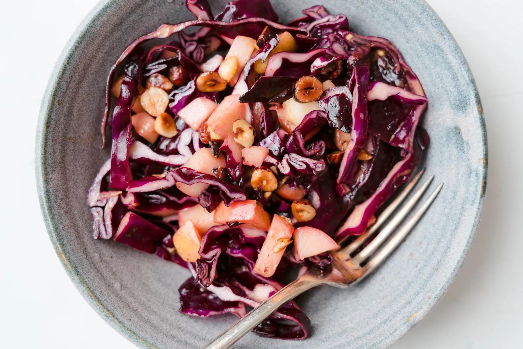 Rotkohlsalat mit Apfel- regionaler &amp; saisonaler Wintersalat - Urkraut