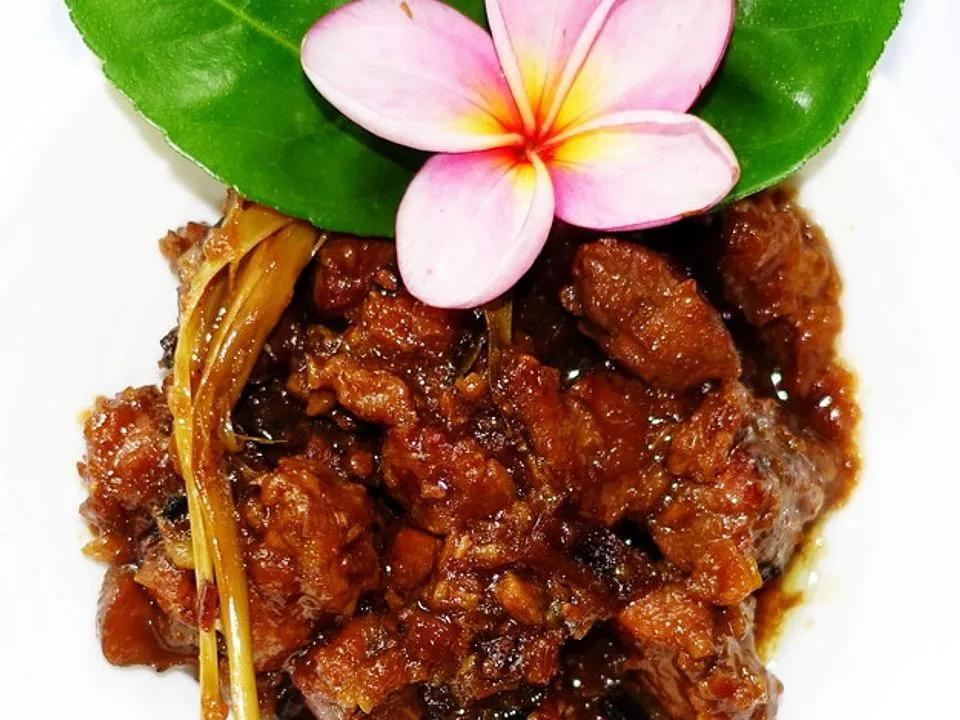 Wohlriechendes Schweinefleisch mit Shiitake-Pilzen in exotisch-würziger ...